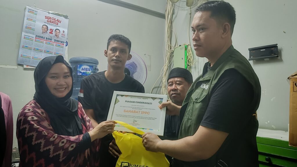 Ikatan Pedagang Pasar Ceger mendapatkan Piagam penghargaan dari Rumah Pagi Bahagia